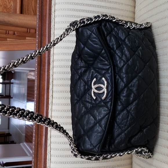 CHANEL CHAIN AROUND QUILTED LEATHER HOBO BAG - Picture 3 of 15